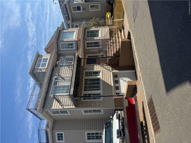  4 BR,  4.00 BTH &nbsp;Contemporary style home in Long Beach