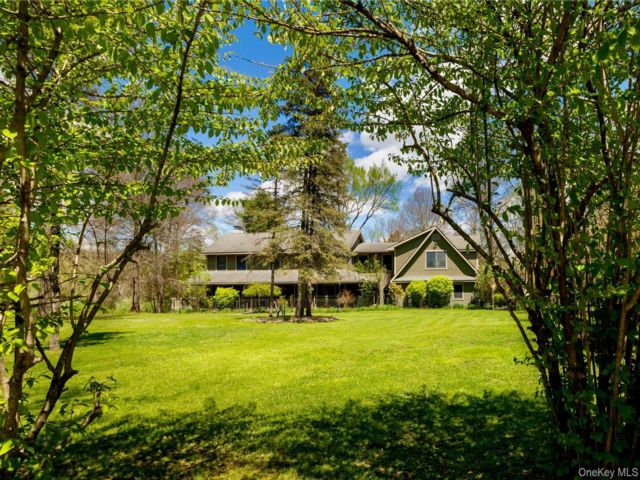  3 BR,  3.00 BTH &nbsp;Colonial style home in New Paltz