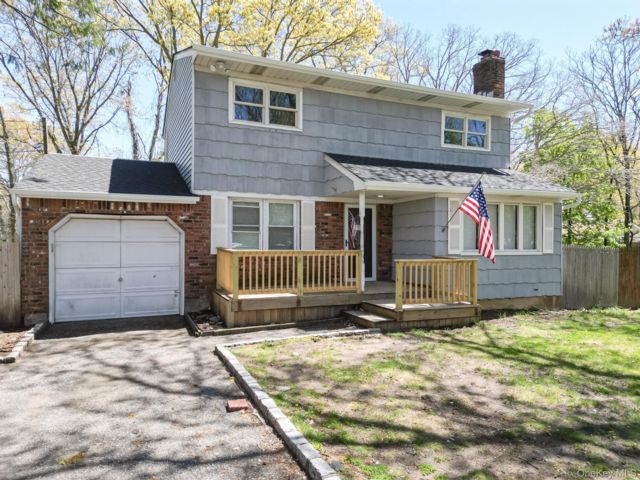  3 BR,  3.00 BTH &nbsp;Colonial style home in Central Islip