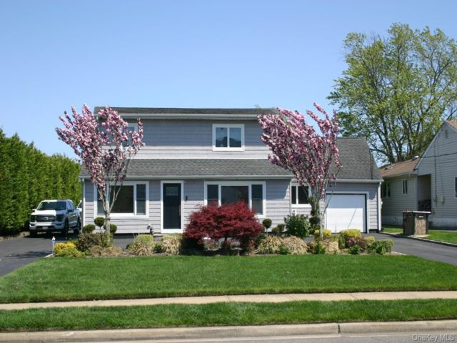  3 BR,  3.00 BTH &nbsp;Colonial style home in Massapequa