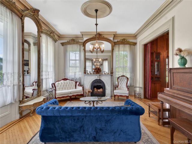  9 BR,  7.00 BTH &nbsp;Colonial style home in Chester