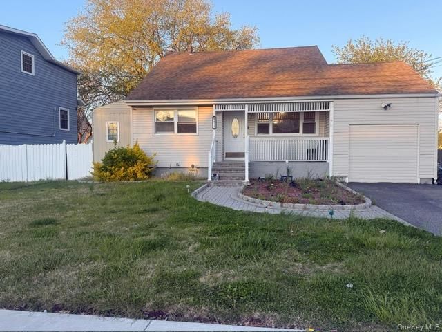  5 BR,  3.00 BTH &nbsp;Cape cod style home in Freeport