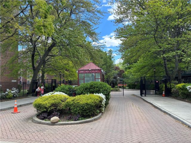  2 BR,  1.00 BTH &nbsp;Garden style home in Kew Garden Hills