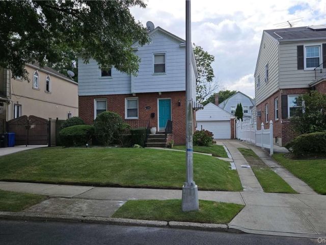  3 BR,  3.00 BTH &nbsp;Colonial style home in Fresh Meadows