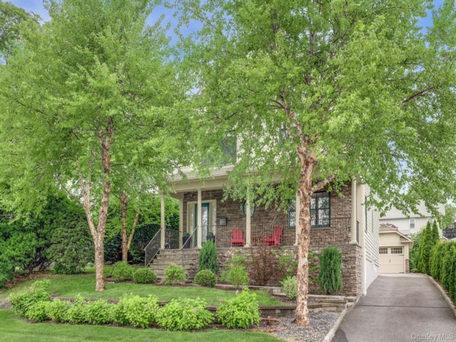  3 BR,  3.00 BTH &nbsp;Colonial style home in New Rochelle