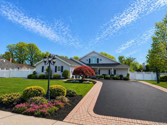  5 BR,  5.00 BTH &nbsp;Ranch style home in West Islip