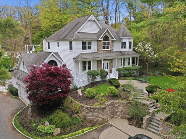  4 BR,  4.00 BTH &nbsp;Colonial style home in Huntington