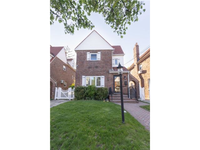  3 BR,  2.00 BTH &nbsp;Traditional style home in Laurelton