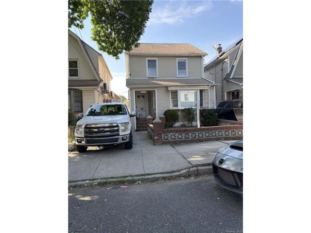  5 BR,  3.00 BTH &nbsp;Colonial style home in Ozone Park