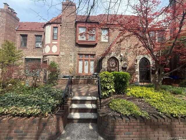  3 BR,  3.00 BTH &nbsp;Tudor style home in Flushing