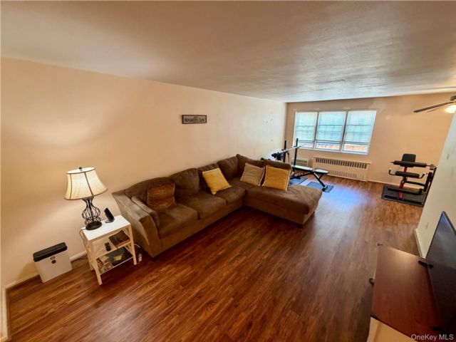 [Howard Beach Real Estate, listing number 7283077]