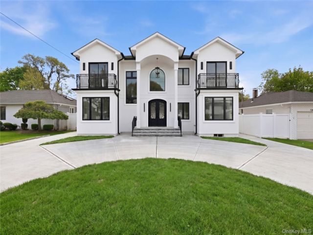 6 BR,  6.00 BTH &nbsp;Contemporary style home in Valley Stream