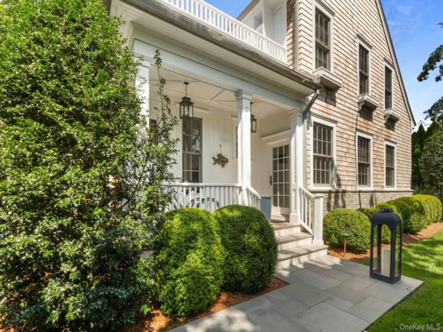  4 BR,  5.00 BTH &nbsp;Contemporary style home in East Hampton
