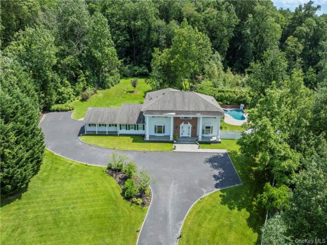  6 BR,  5.00 BTH &nbsp;Colonial style home in Roslyn Harbor