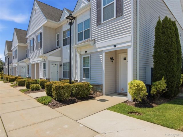  2 BR,  2.00 BTH &nbsp;Condo style home in Seaford