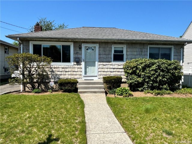  3 BR,  1.00 BTH &nbsp;Ranch style home in Westbury