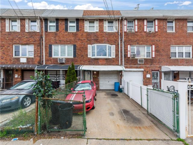  3 BR,  2.00 BTH &nbsp;House style home in Queens Village
