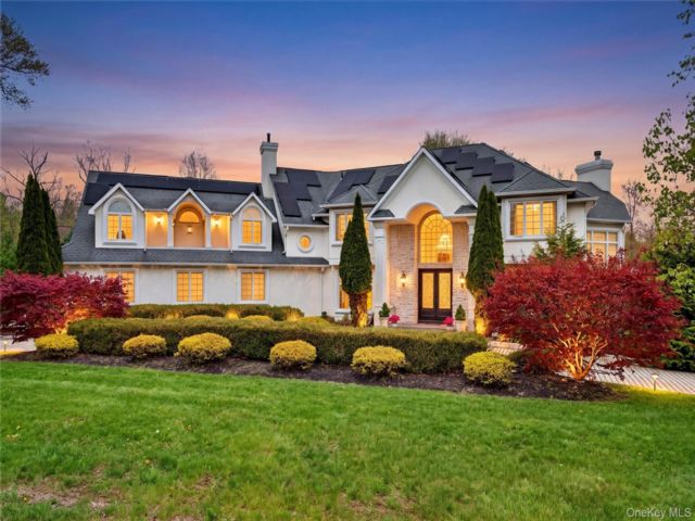  5 BR,  7.00 BTH &nbsp;Mini estate style home in Woodbury