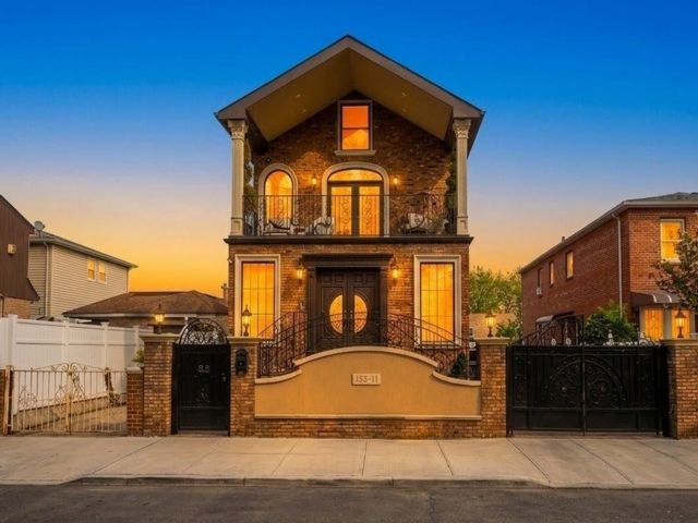  3 BR,  4.00 BTH &nbsp;Colonial style home in South Ozone Park