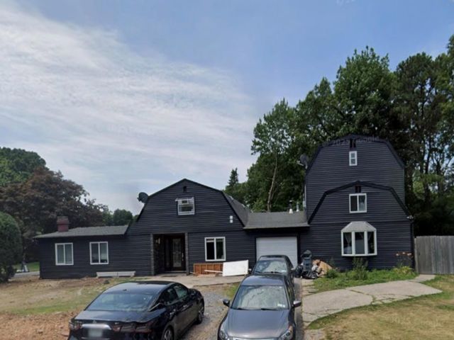  8 BR,  5.00 BTH &nbsp;Farmhouse style home in Farmingville