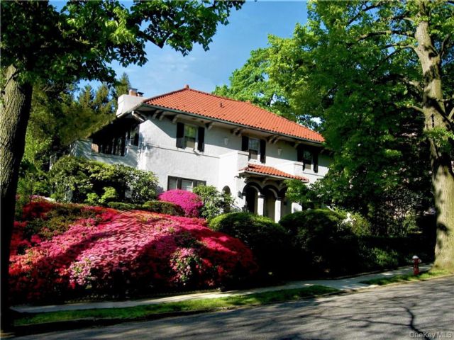  5 BR,  4.00 BTH &nbsp;Mediterranean style home in Mount Vernon