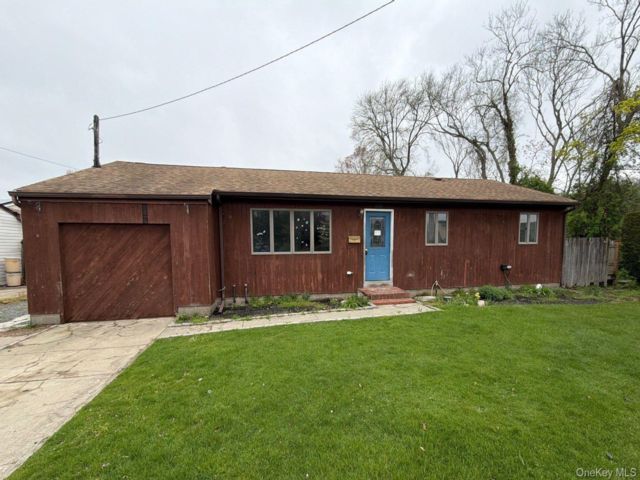  4 BR,  2.00 BTH &nbsp;Ranch style home in Islip