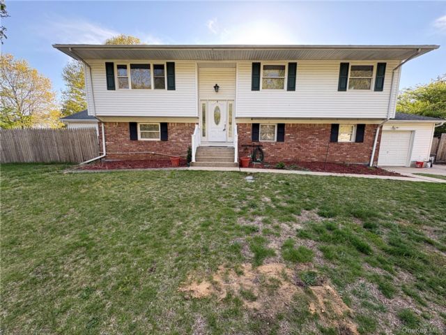  6 BR,  4.00 BTH &nbsp;Hi ranch style home in Coram