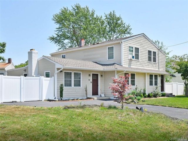  5 BR,  5.00 BTH &nbsp;Colonial style home in Selden