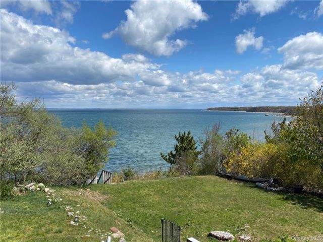  3 BR,  3.00 BTH &nbsp;Ranch style home in Greenport