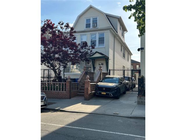  7 BR,  3.00 BTH &nbsp;Colonial style home in Jackson Heights