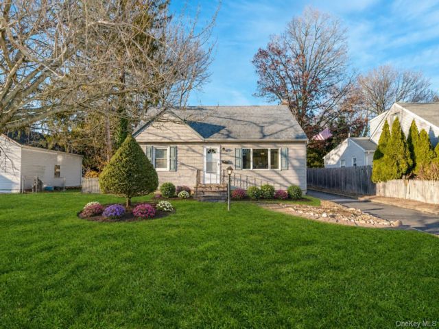  4 BR,  1.00 BTH &nbsp;Cape cod style home in Huntington Station