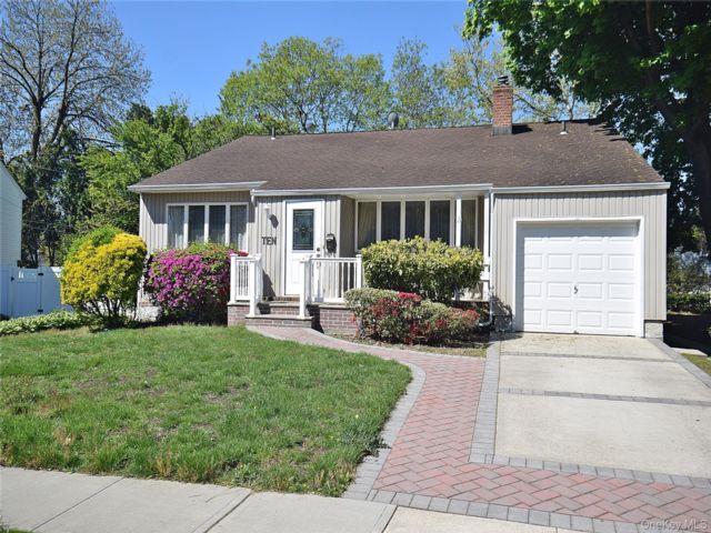  3 BR,  3.00 BTH &nbsp;A-frame style home in Syosset