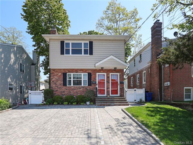  6 BR,  4.00 BTH &nbsp;House style home in Port Washington