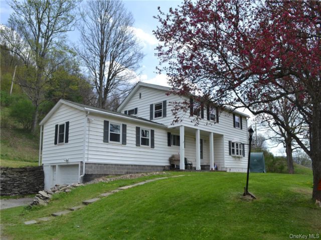  3 BR,  2.00 BTH &nbsp;Colonial style home in Walton