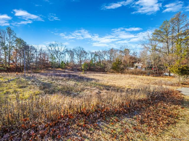 Lot <b>Size:</b>  &nbsp;House style home in Eastport