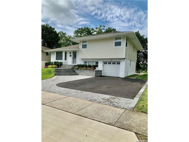  3 BR,  2.00 BTH &nbsp;Split level style home in Jericho