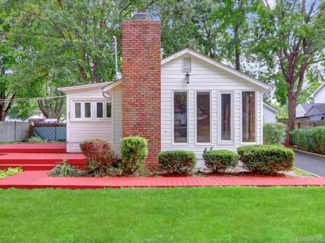  2 BR,  1.00 BTH &nbsp;Ranch style home in Mastic Beach