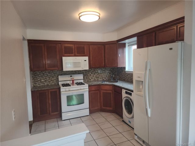  3 BR,  1.00 BTH &nbsp;Other style home in Middle Village