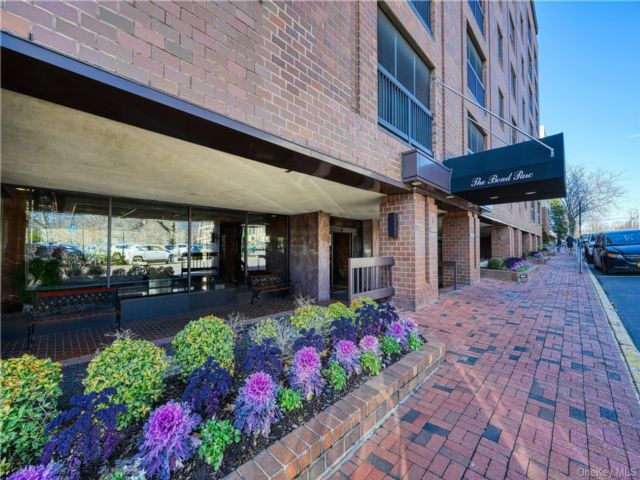  2 BR,  3.00 BTH &nbsp;Other style home in Great Neck