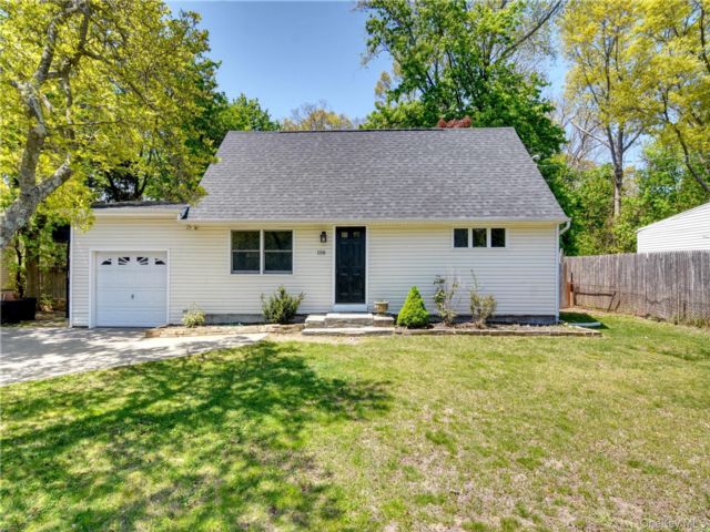  4 BR,  1.00 BTH &nbsp;Cape cod style home in Selden