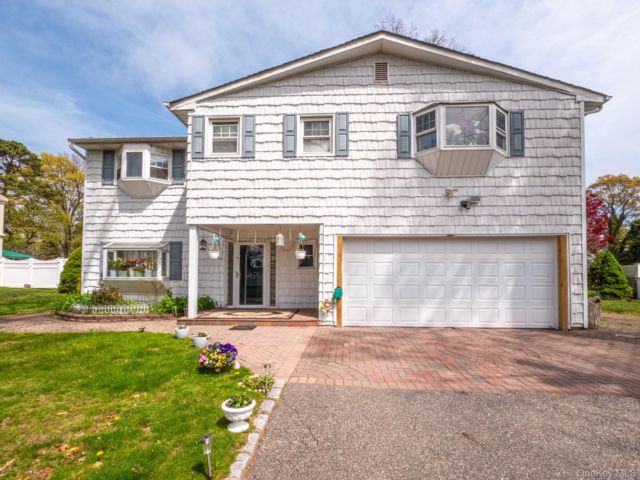  4 BR,  3.00 BTH &nbsp;Colonial style home in Central Islip