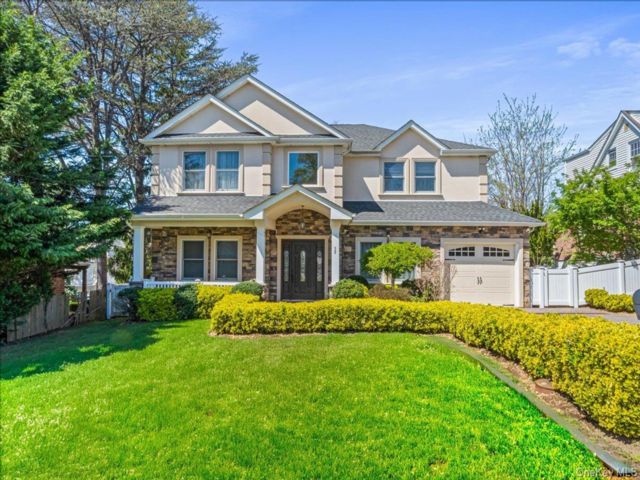  5 BR,  5.00 BTH &nbsp;Colonial style home in Roslyn Heights