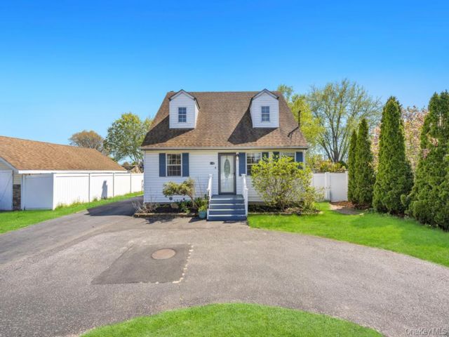 4 BR,  2.00 BTH &nbsp;Cape cod style home in Ronkonkoma