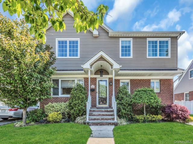  5 BR,  4.00 BTH &nbsp;Colonial style home in Williston Park