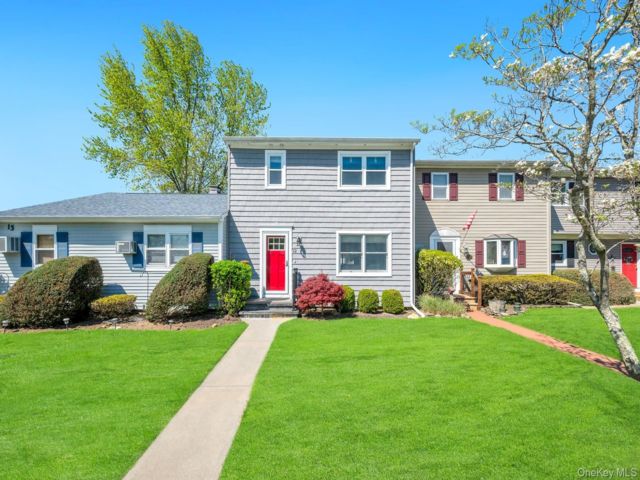  3 BR,  3.00 BTH &nbsp;Condo style home in Coram