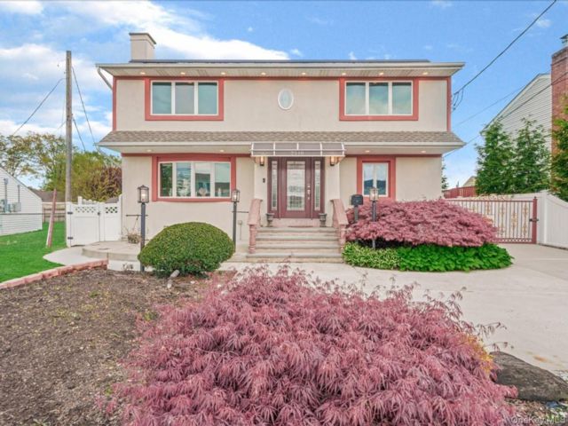  4 BR,  2.00 BTH &nbsp;Colonial style home in East Meadow