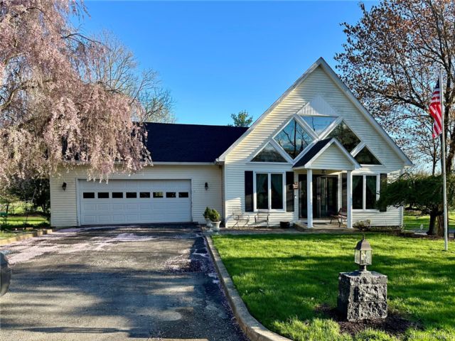  3 BR,  3.00 BTH &nbsp;Cape cod style home in Florida