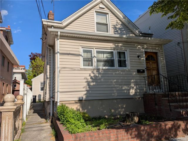  7 BR,  2.00 BTH &nbsp;House style home in College Point