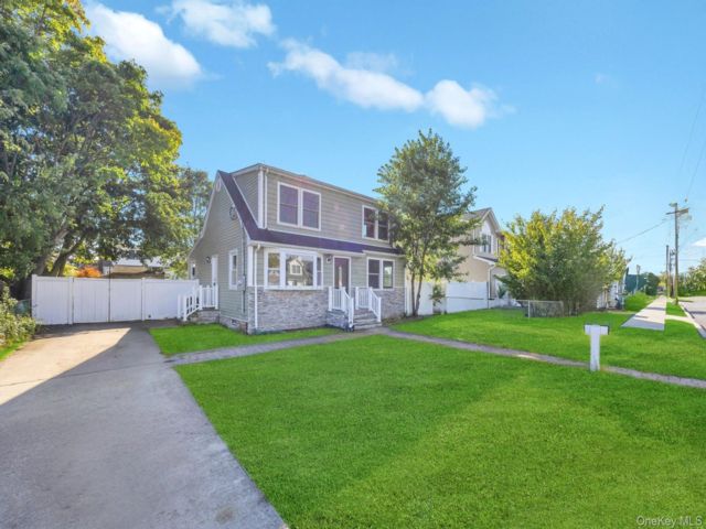  4 BR,  2.00 BTH &nbsp;Exp cape style home in Lindenhurst