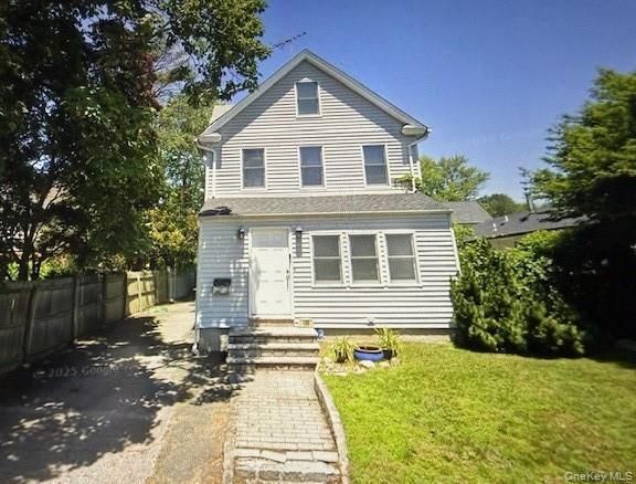  3 BR,  2.00 BTH &nbsp;Colonial style home in Manhasset